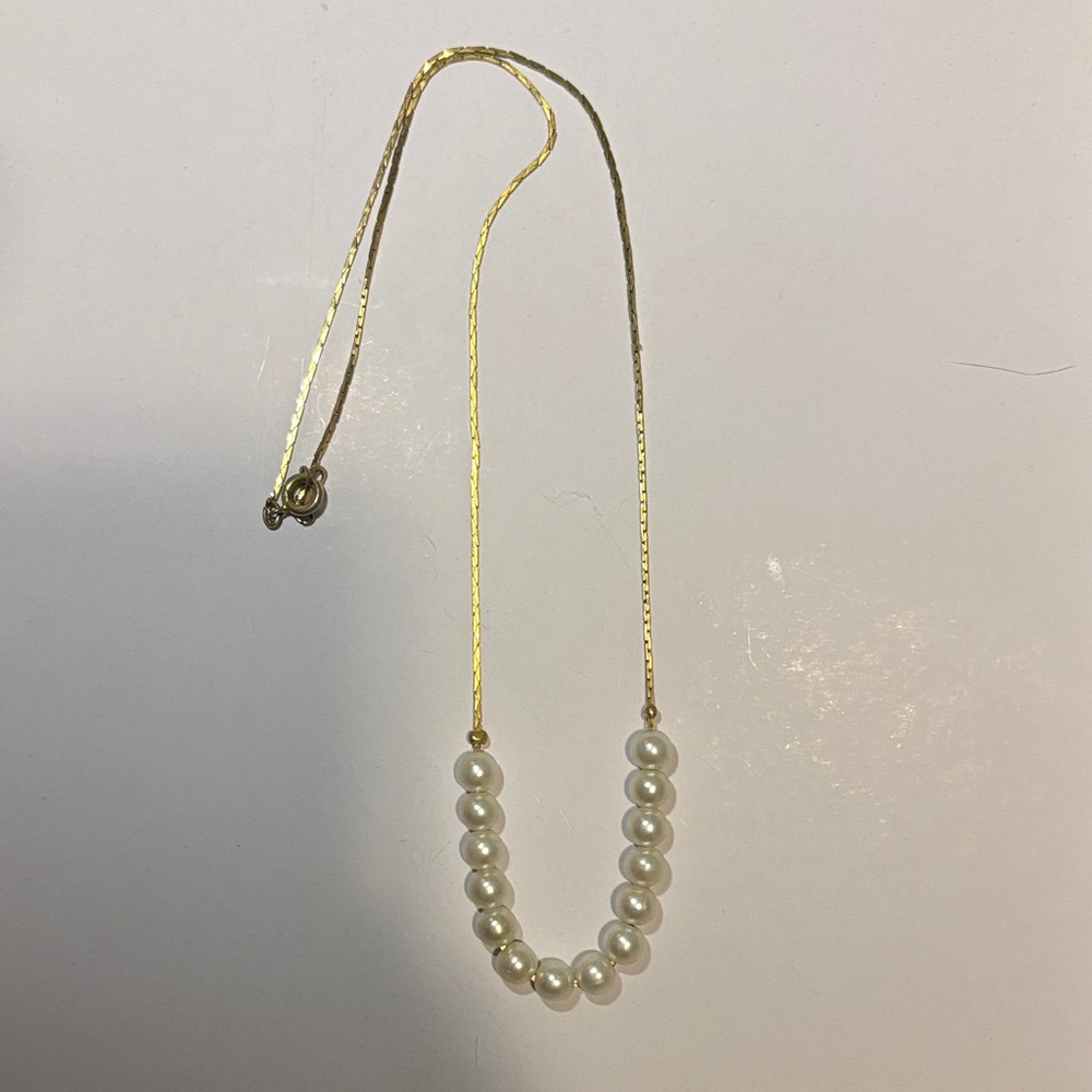 Elegant Gold and Pearl Necklace